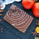 Halloween Kürbiskuchen vegan mit Spinnennetz