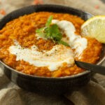 Nahaufnahme einer köstlichen veganen türkischen Linsensuppe, detailreich und einladend.
